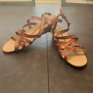 Sz 9.5 New Direction strappy sandals w/ small heel